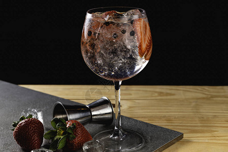 杜松石背景灰色杜松子草莓杜松子酒图片