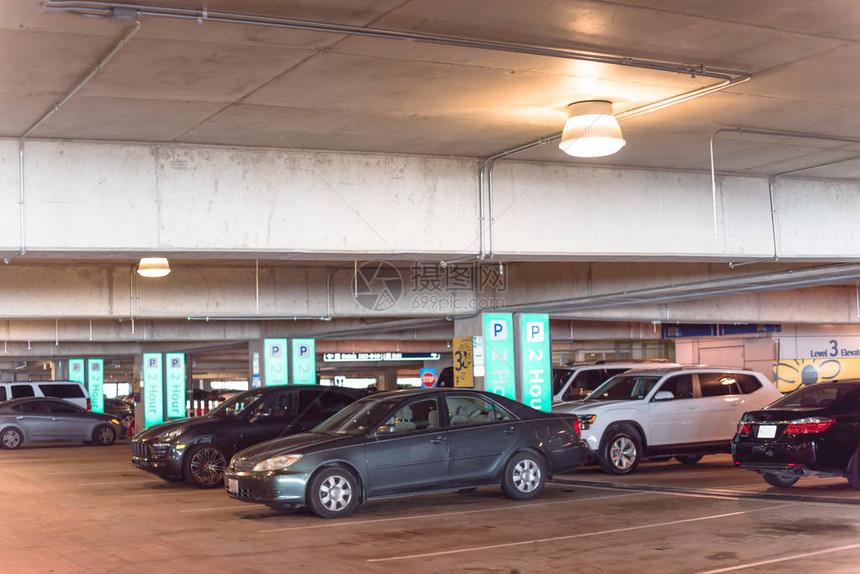 在美国机场的车库停车与指标引导系统人们可以通过看到头顶上的小绿灯来寻找停车位智能传感器物联网图片