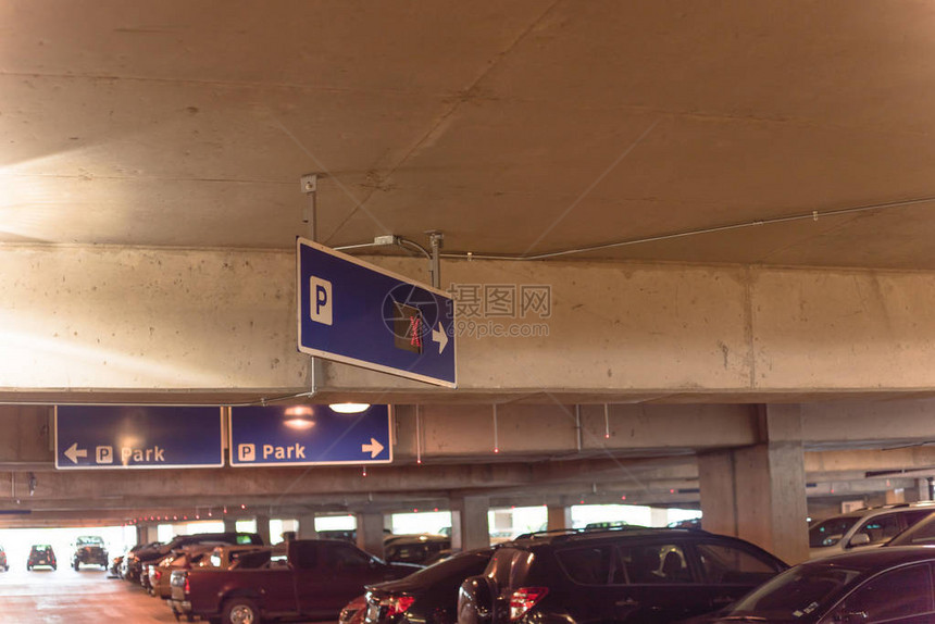 显示目前楼层没有可用的停车场的LELD交通信号牌图片