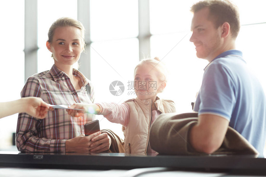 她父母之间的小女孩送飞机票到行政官登入的图片