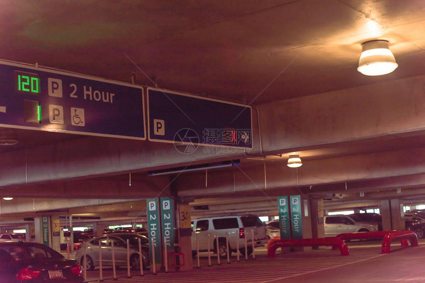 美国机场室内停车场的头顶霓虹灯广告显示可用停车位的数量可用的空位显示计数器信息2图片