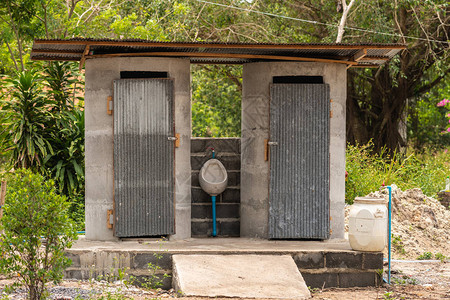 关闭椰子种植园的公共厕所大楼图片