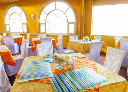 黄色和橙色设计的餐厅内部图片