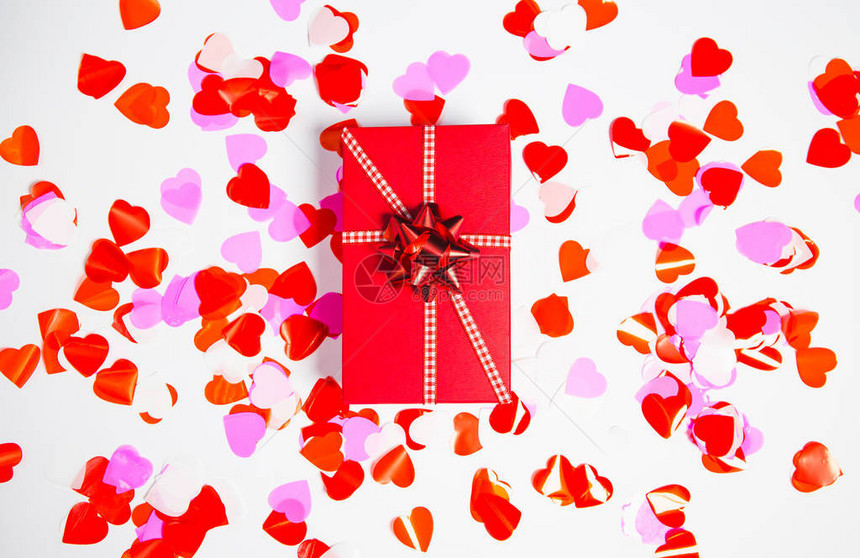 礼物盒与白色背景上的装饰心五彩纸屑抽象背景爱情和浪漫的概念情人节图片