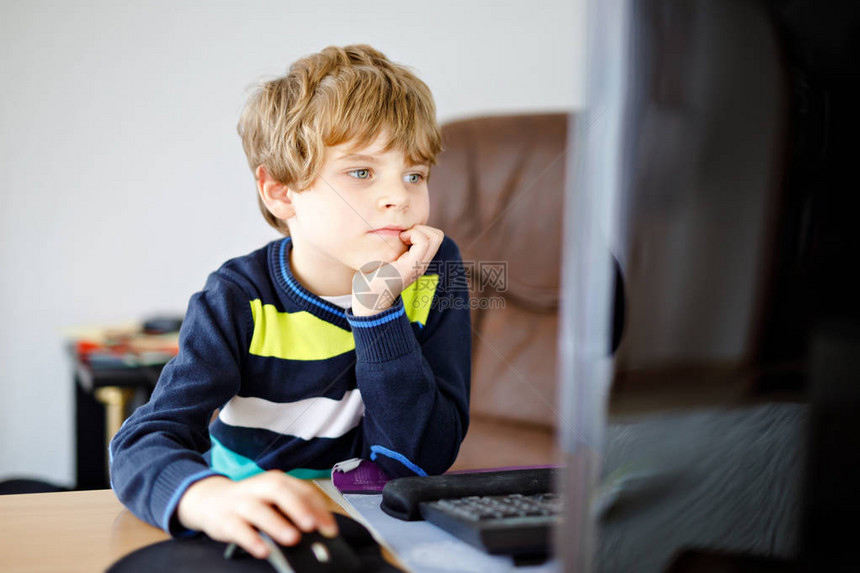 小男孩在电脑笔记本上做学校作业快乐健康的孩子在互联网上搜索信息新媒体教育图片