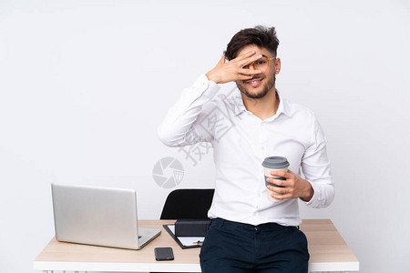 阿拉伯男子在一个办公室中被孤立在白背景上图片
