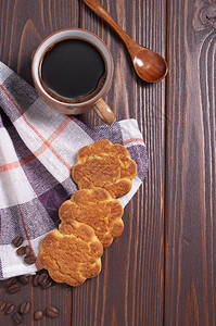 美味的短面包饼干和咖啡早餐用在木制桌子图片