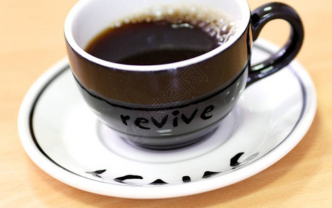 黑咖啡杯配白碟黑字图片