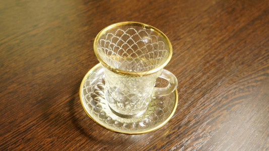 水晶碟上的小水晶咖啡杯图片