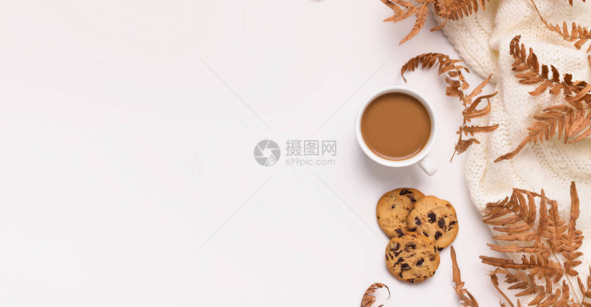 干叶饼干和咖啡作为在白背景上刊登广告的框架图片
