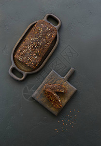 木板上的自制亚麻籽面包无麸质无糖无乳糖垂直图片