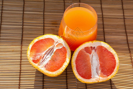葡萄汁和新鲜的葡萄汁柑橘维他命汁在一杯清澈的图片