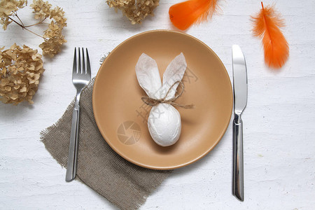 复活节的盘子和餐具复活节餐桌布置图片