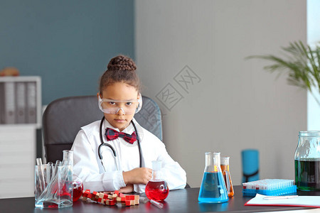 实验室里的小非裔美国科学家图片