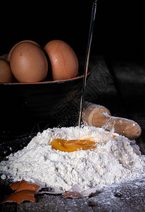 鸡蛋落在面粉上底碗有鸡蛋和木捏合机图片