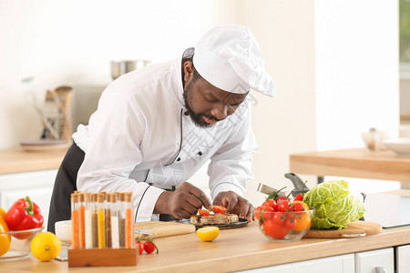 在厨房做饭的非裔美国男厨师图片