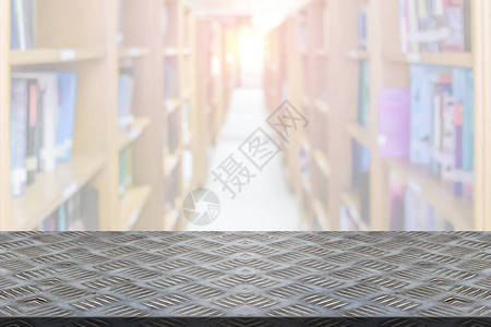 具有图书馆模糊背景的钢板滑动背景图片