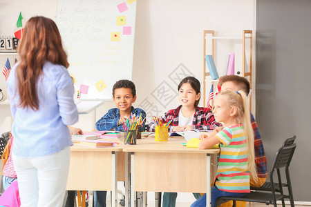 在语言学校上课的幼高清图片