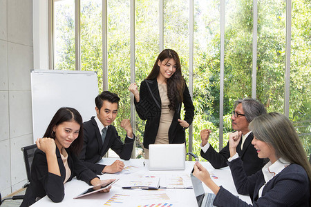 亚洲商务团队在会议室摆姿势在办公室宽敞的会议室进行头脑风图片