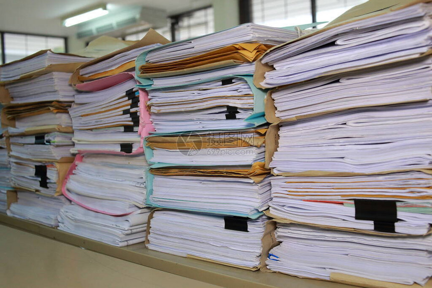档案中堆积的纸质文件