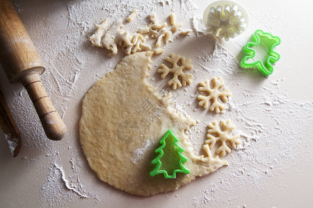 圣诞树和雪花形状的自制饼干图片