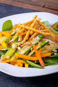 健康的亚洲泰式蔬菜沙拉配菠菜黄瓜萝卜花生和炒面图片