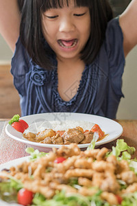 儿童食欲概念与快乐的亚洲女学生一起享用早餐午餐或晚餐的美味营养餐图片