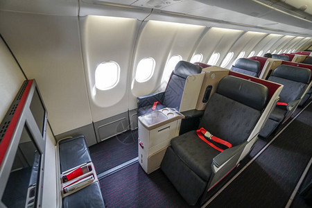 飞机内的商务舱座位图片