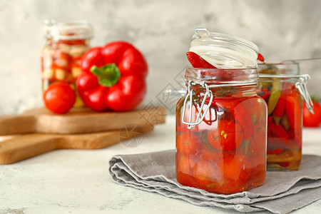 罐头加番茄罐头和图片