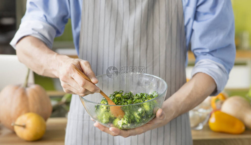 男人正在厨房里准备蔬菜沙拉健康食品素食沙拉饮食健康的生活方图片