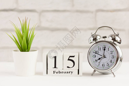 2月15日的木制日历浅色背景农钟和日历背景图片