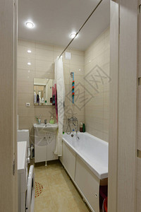 带家具的浴室入口与厕所结合使用图片