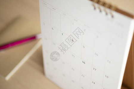 用笔和记本结束木制表背景的日历页商业规划任命会议概图片