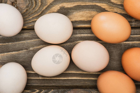 木制表面新鲜鸡蛋的顶视图背景图片