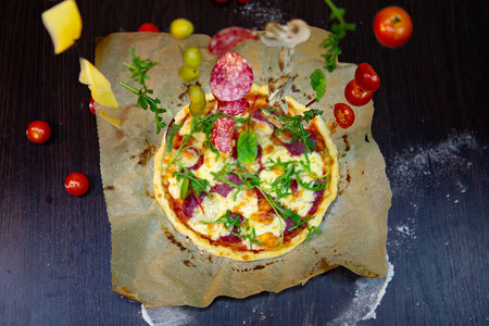 披萨配番茄奶酪意大利腊肠沙拉烹饪的俯视图图片