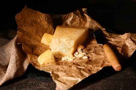 深色背景中带刀的新鲜奶酪背景图片