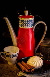 茶壶和茶杯在桌子上的特写图片