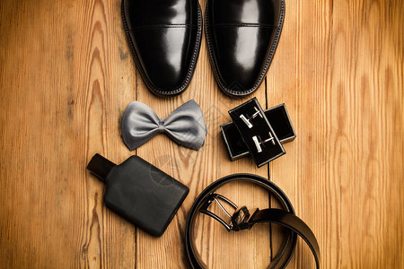 黑鞋灰领带和木图片