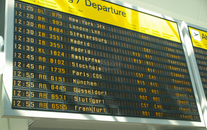 在车站或机场按时间表显示出入境和离