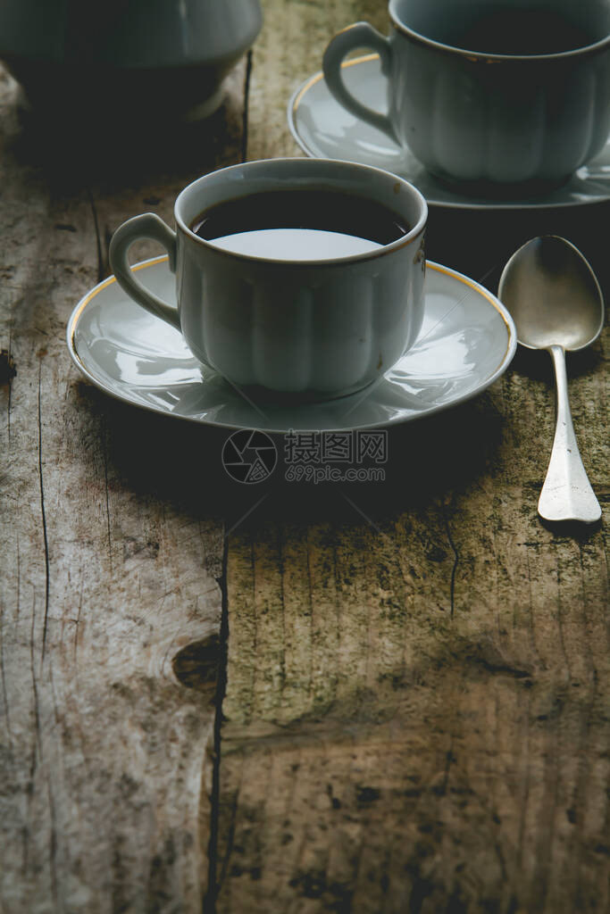 乡村餐桌上的瓷杯黑咖啡图片