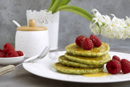 素食菠菜煎饼配覆盆子和蜂蜜自制早餐图片