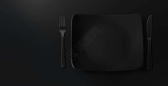 空黑板用叉子和刀在深沉的黑色背景上图片