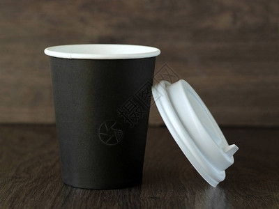 一张木桌上的白纸杯咖啡背景图片