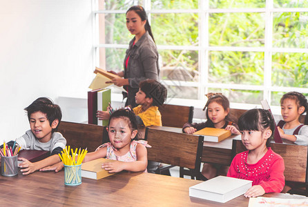 亚洲女孩在幼儿园教室学习图片