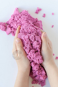 手握的紫色动能沙图片