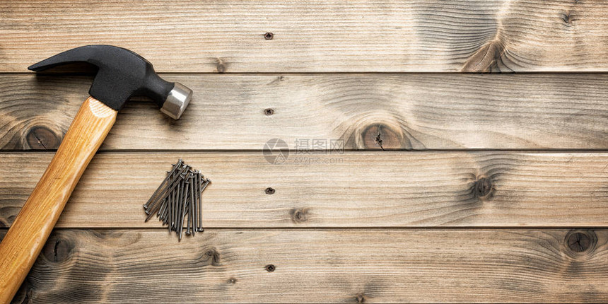 铁锤和木匠在古董木制桌子上的工作具的顶端视图图片