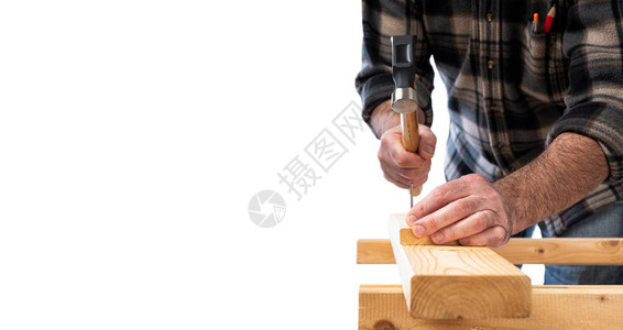 铁锤和钉子木匠修木板图片
