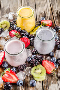 夏季水果和浆果冰沙饮料图片