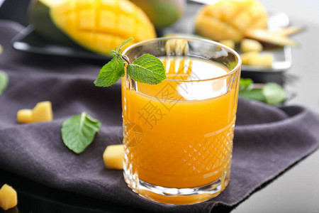 桌上有一杯美味的芒果汁图片