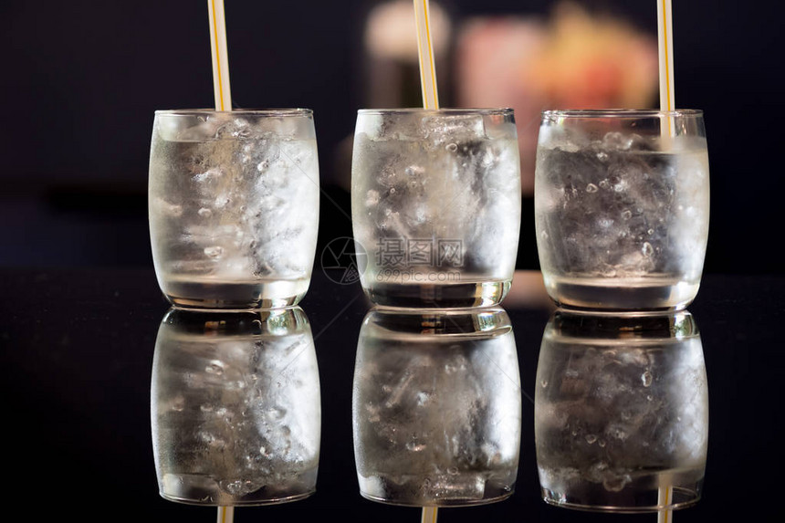 三杯冰水桌上放着冰块冰水饮用概念图片